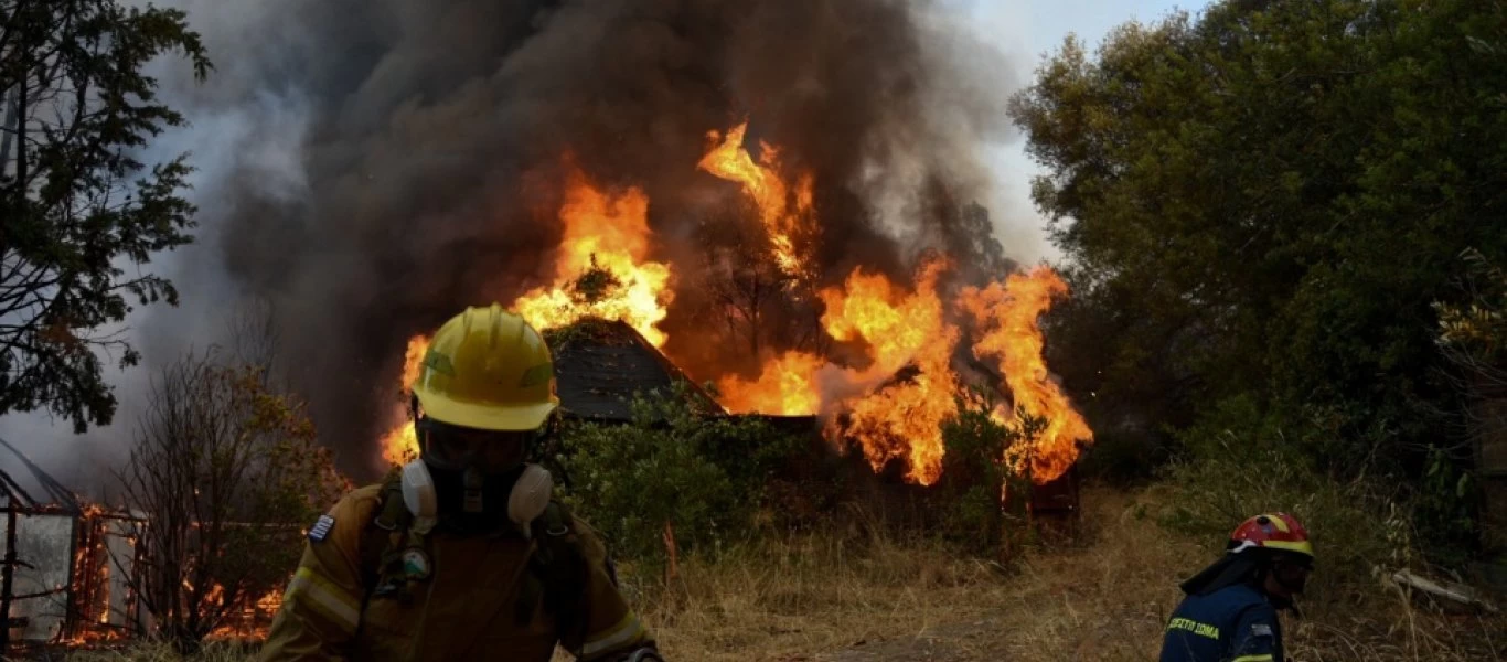 Συνεχείς αναζωπυρώσεις στη Γορτυνία - Ξεκίνησαν να πραγματοποιούν ρίψεις νερού τα εναέρια μέσα